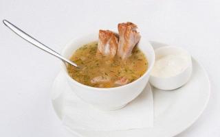 Классический гороховый суп со свиными копчеными ребрышками